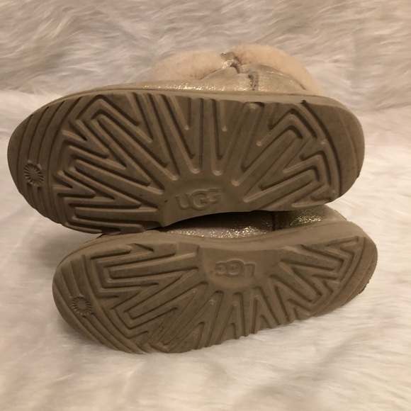 UGG Boots Beautiful cream with gold glitter ✨Kids4/Adult 6 EUC barely worn - Picture 9 of 11